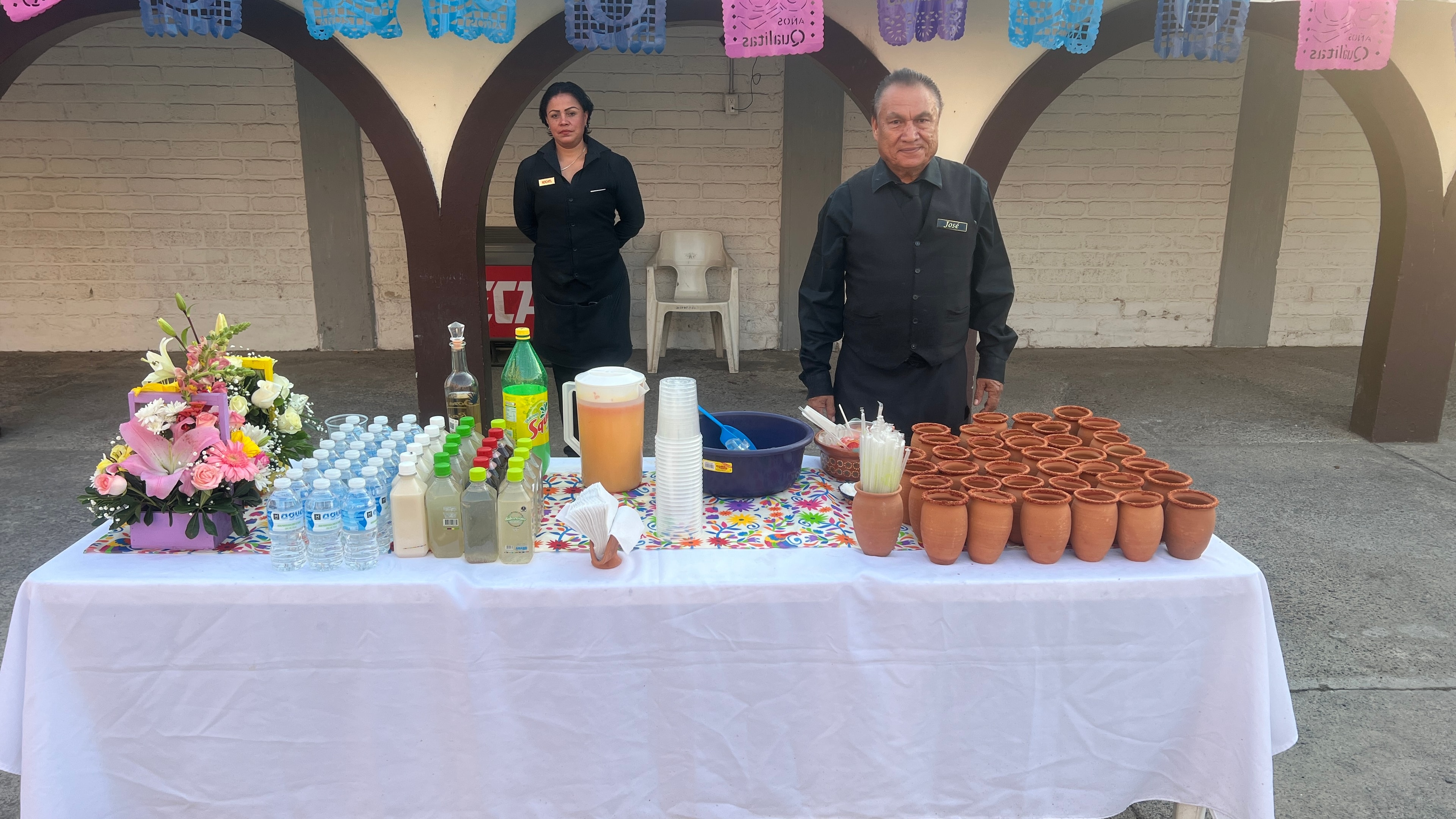 Barra de bebidas con jarras y jarritos de barro