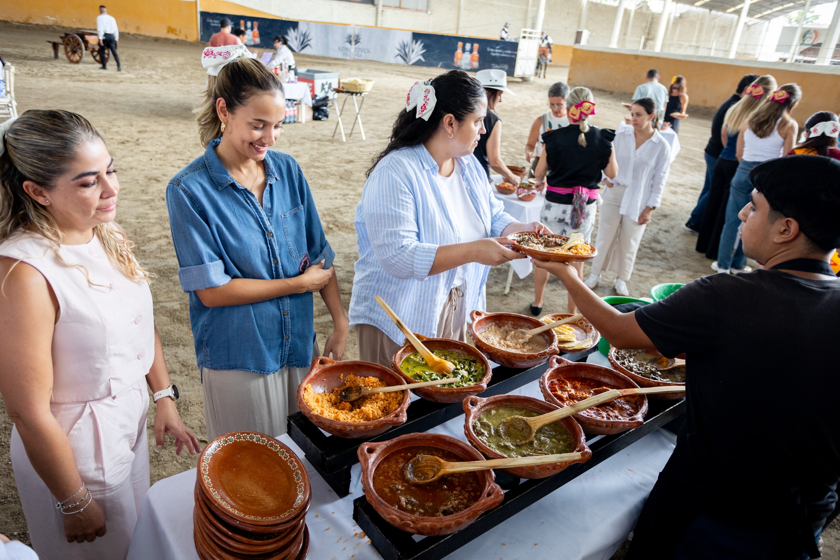 Buffet de comida mexicana en cazuelas de barro en el Lienzo Charro