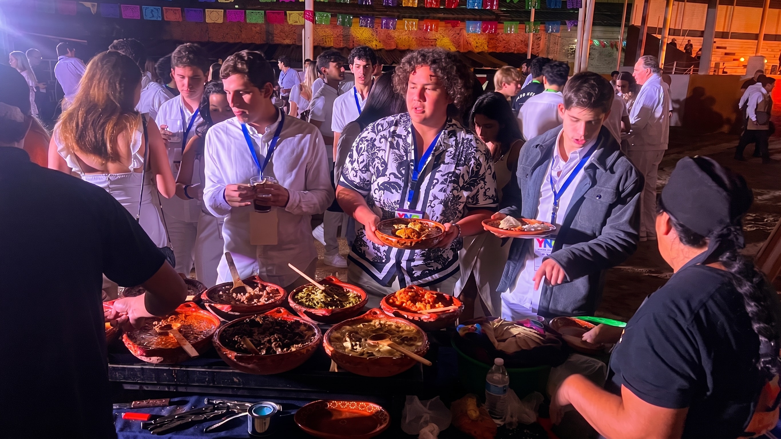 Servicio de ollas de comida tradicional en banquete