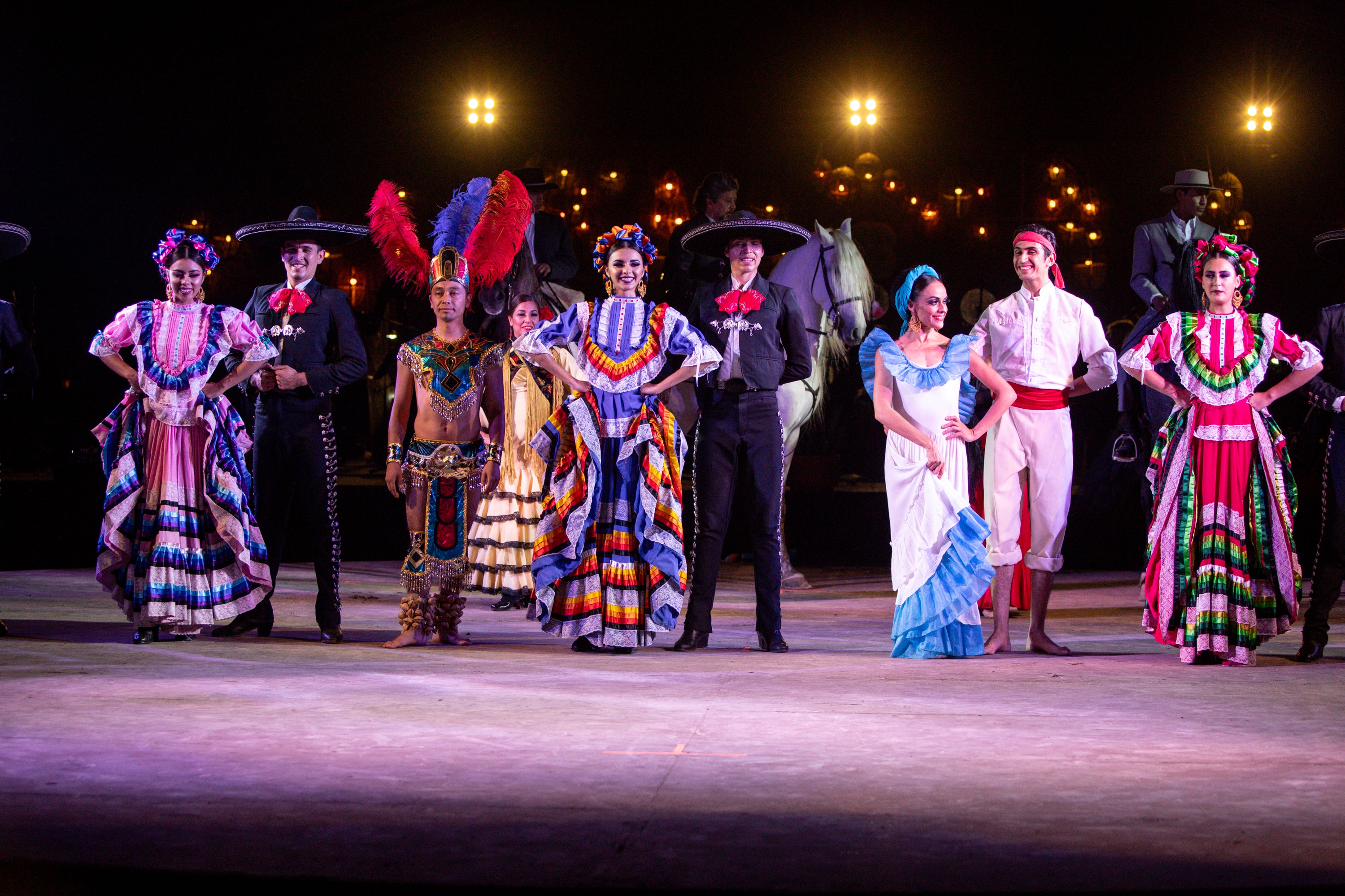 Pareja de bailarina folklórica y charro en actuación nocturna en el Lienzo