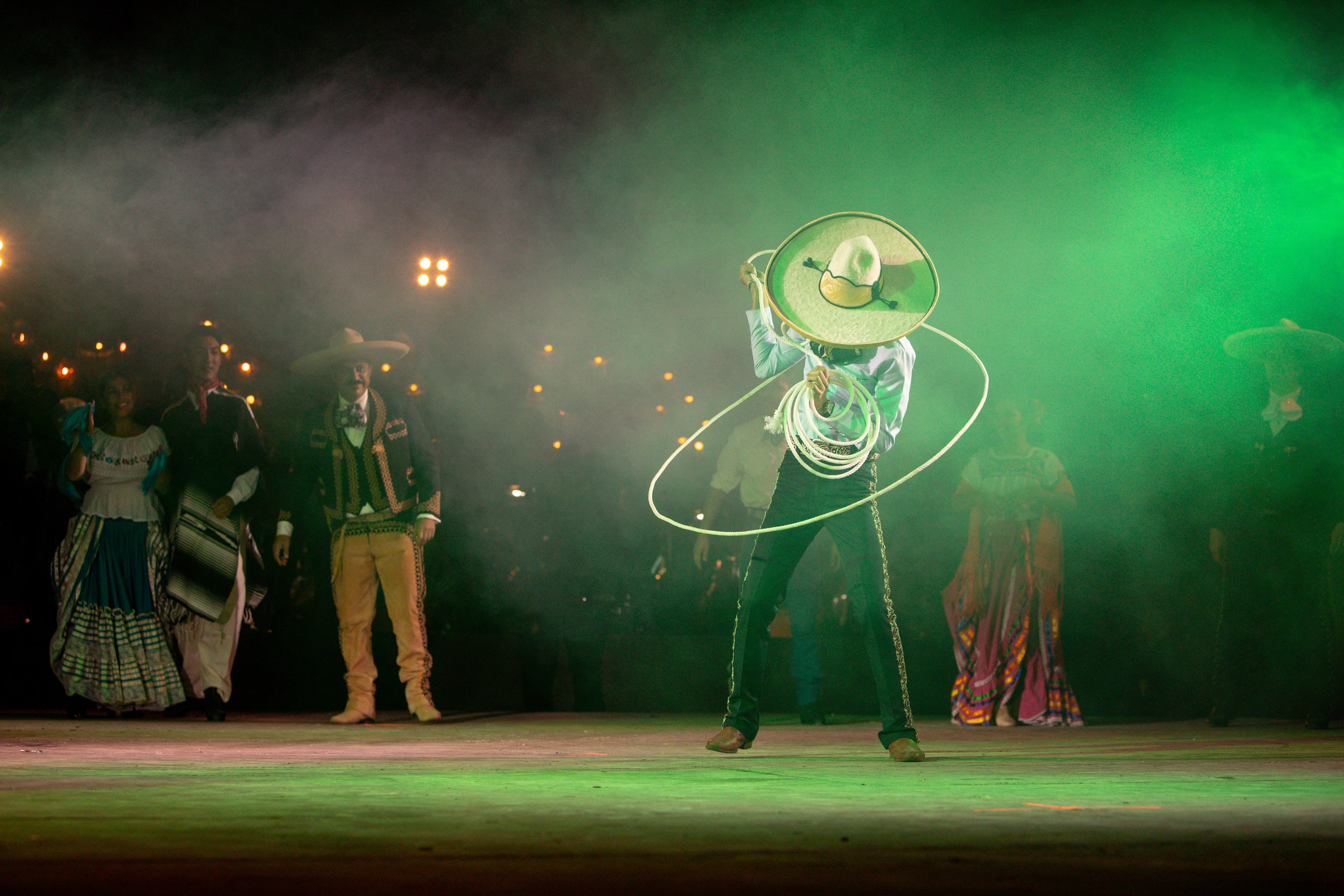 Charro con reata neón en escena nocturna