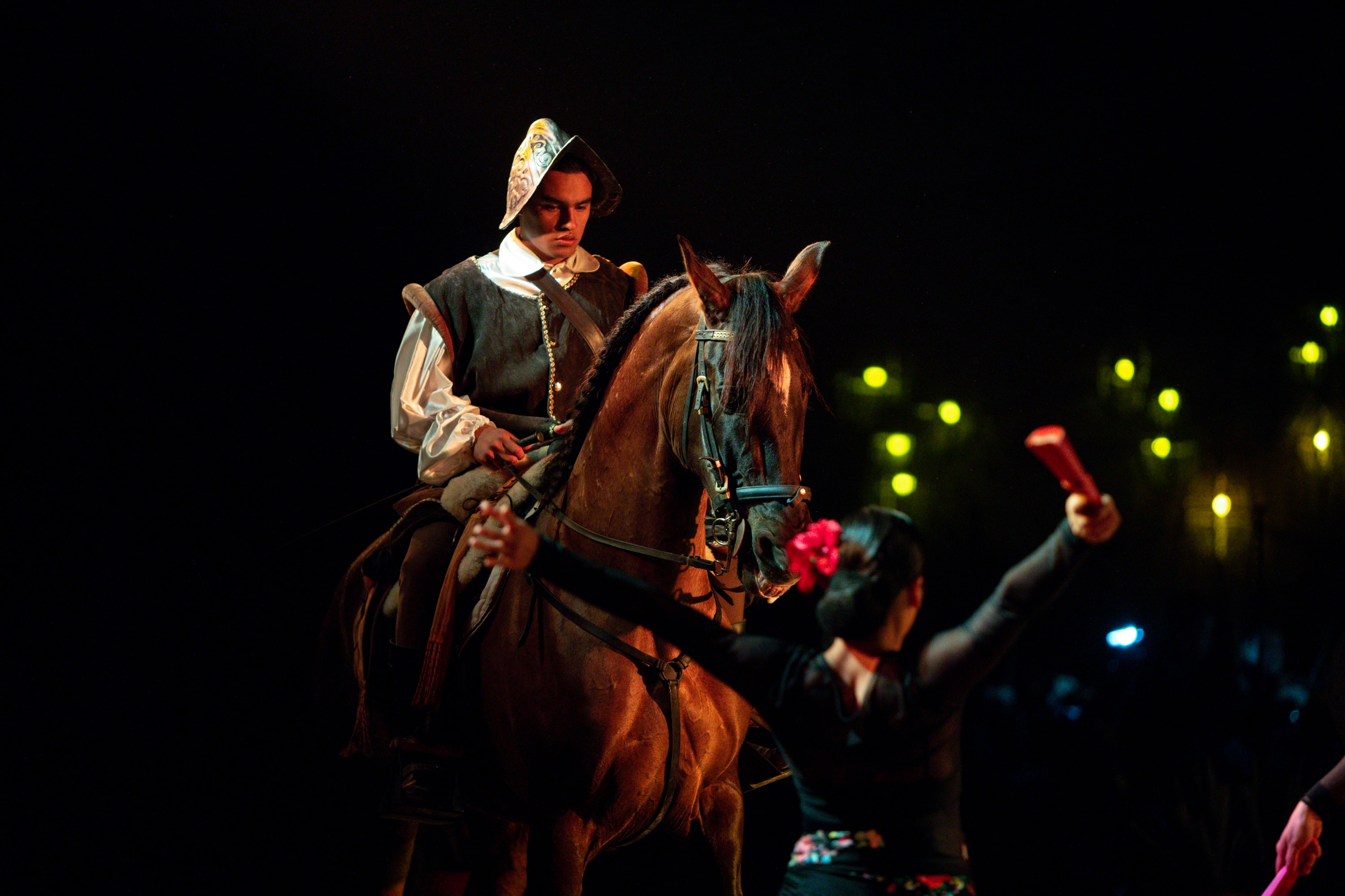 Jinete colonial a caballo con iluminación dramática