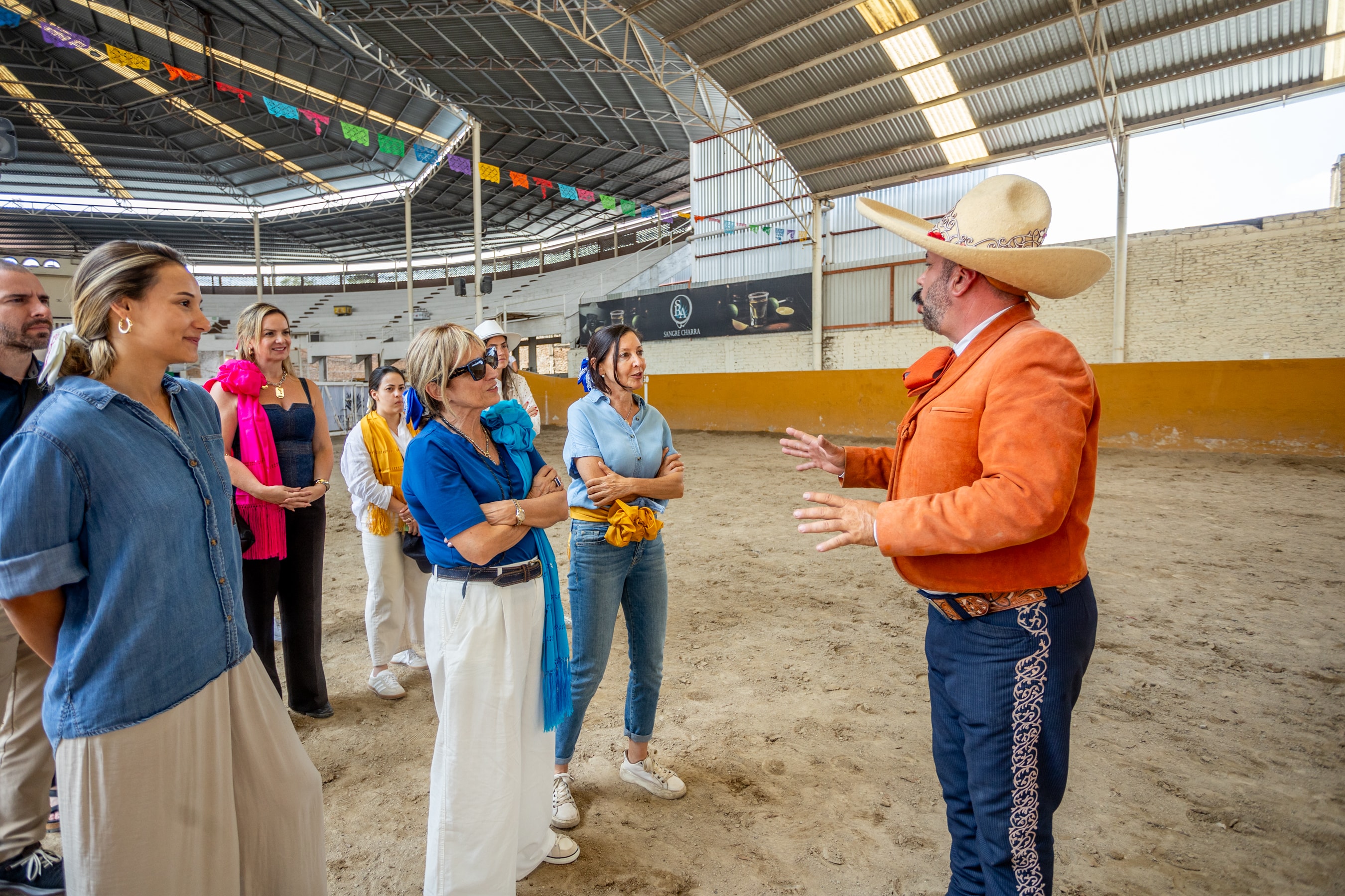 Instructor charro enseñando a grupo en el lienzo