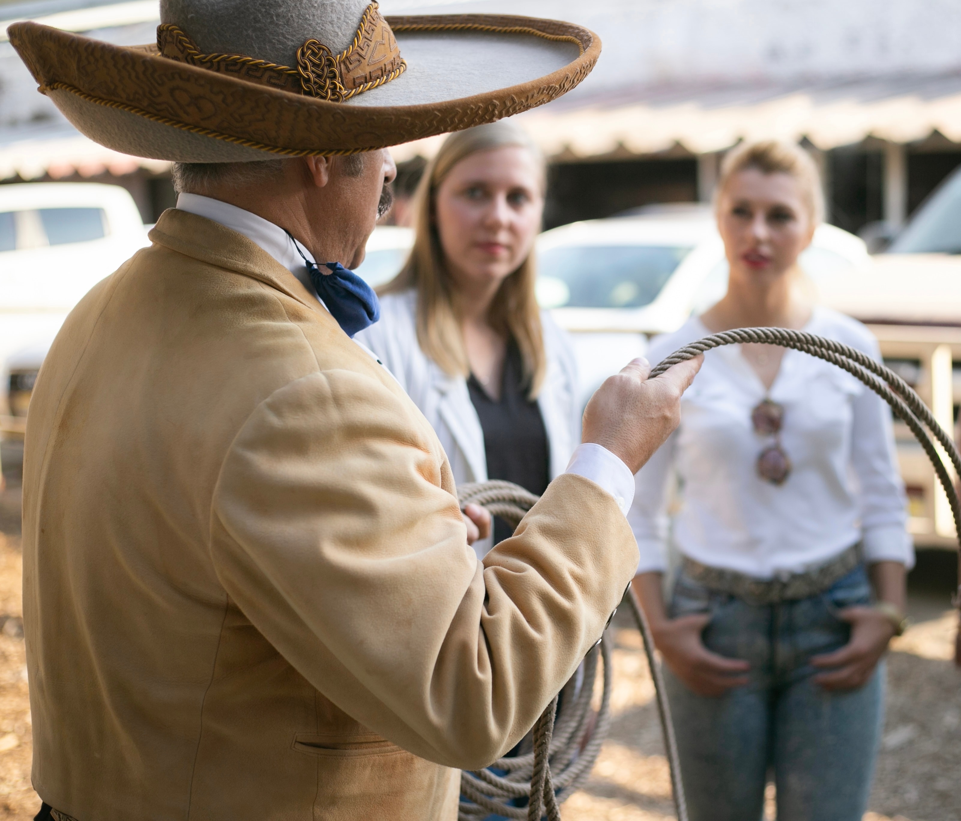 Charro enseñando técnica de reata
